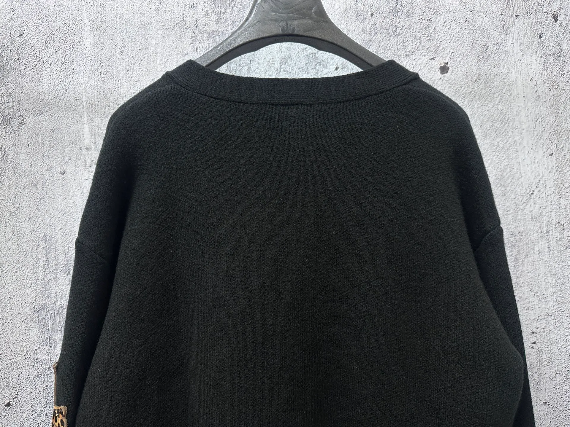 P400 [𝐶ℎ𝑟𝑜𝑚𝑒 𝐻𝑒𝑎𝑟𝑡𝑠] Crow heart patch leopard print leather label knitted. It took a month to finally be shipped. I love it so much. The upper body is really cool. If you look through the street photos at will, you will find that celebrities regard it as a collectible, a must-have item for men and women who want light luxury for commuting. It took 1 month to develop the highest version on the entire network, from pattern making to production, with a full set of customized accessories, high-end and full of class! The whole piece is made of imported pure cotton knitted wool Color: Black Size: S M L